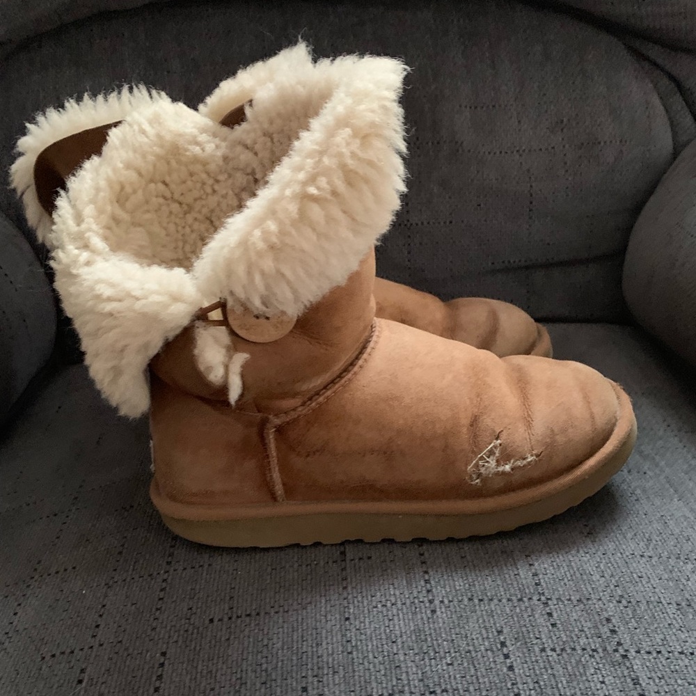 Bailey Button UGGS !! - Picture 3 of 6